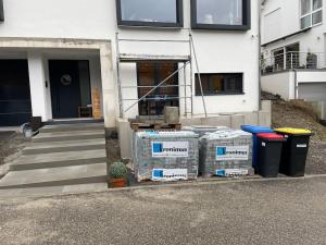 een stapel containers buiten een huis bij Wohnung in Eutingen in Pforzheim