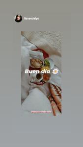 une photo de la nourriture sur un lit avec le texte cassé du chef dans l'établissement Hostal Boutique Casa La Barca, à Santiago