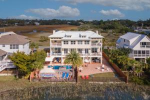 タイビーアイランドにあるLuxury 5br Home w Heated Pool Unbeatable Viewsの大きな家の空中を望む