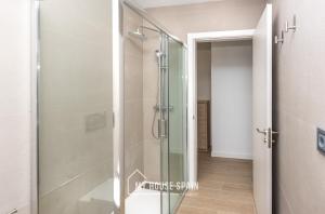 una ducha en un baño con puerta de cristal en MyHouseSpain - Salustio Apartments, en Gijón 41 fotos más