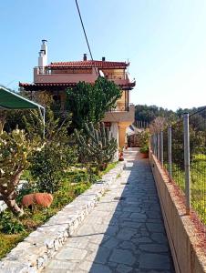 une passerelle en pierre devant une maison dans l'établissement KONSTANTINA'S HOUSE, à Samos