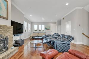 タイビーアイランドにあるLuxury 5br Home w Heated Pool Unbeatable Viewsのソファと暖炉のあるリビングルーム