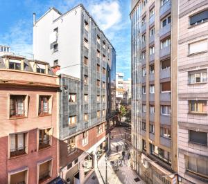 una vista aérea de los edificios de una ciudad en MyHouseSpain - Salustio Apartments, en Gijón