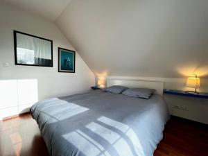 ein Schlafzimmer mit einem großen Bett und zwei Lampen in der Unterkunft COC - Basse Mer in Wissant