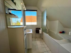 ein weißes Badezimmer mit einem Waschbecken und einer Badewanne in der Unterkunft COC - Basse Mer in Wissant