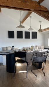 a kitchen with a table and chairs in a room at Casa Familia in La Teste-de-Buch
