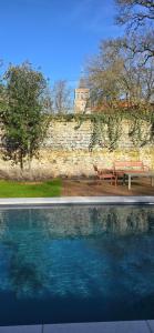 Bazén v ubytování B'Guest Sleep & Retreat nebo v jeho okolí