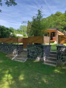 une maison avec des marches en pierre et une clôture dans l'établissement Riviera Cottage, à Comblain-au-Pont