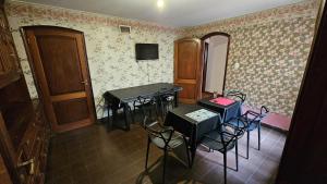 a room with tables and chairs in a room with wallpaper at Valhalla Hostel & Suites in Salta