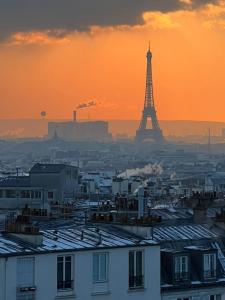 - une vue sur la tour Eiffel au coucher du soleil dans l'établissement Luxury flat with amazing view on Eiffel Tower, à Paris