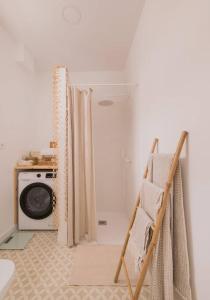 łazienka z prysznicem i pralką w obiekcie Dream flat. New Brooklyn Madrid w Madrycie