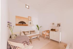 una sala de estar blanca con mesa y sillas en Dream flat. New Brooklyn Madrid en Madrid