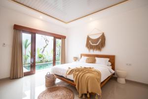 Un pat sau paturi într-o cameră la Canggu Bliss - 2BDR with Private Pool, Best Place by walking +11 fotografii