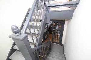 un escalier menant à un bâtiment dans l'établissement Harrow Field Place, à Harrow on the Hill