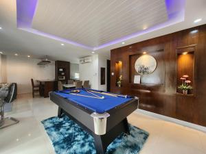 a living room with a pool table in it at 长住优惠房-芭提雅市中心高端4间卧室泳池别墅，好莱坞，21航站楼 in Pattaya Central