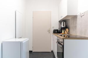 Η κουζίνα ή μικρή κουζίνα στο Comfortable City Living: 1BR w/ Private Garden