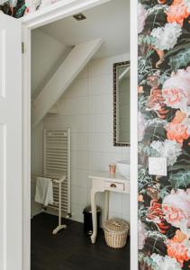 a bathroom with a sink and a mirror at Bergen1928 in Bergen