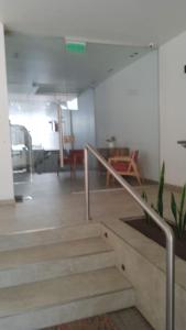 una escalera en una oficina con barandilla en DEPTO LA PLATA SILVIA, en La Plata
