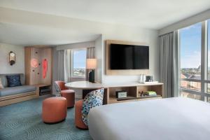um quarto de hotel com uma cama e uma grande janela em Hotel Landy Orlando Universal Blvd, a Tribute Portfolio Hotel em Orlando