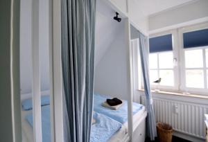 Habitación con espejo y cama con ventana en Heidsandschier Hausteil Nordlys, en Witsum