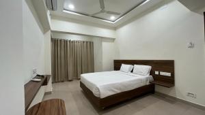 ein Schlafzimmer mit einem Bett und einem Schreibtisch. in der Unterkunft OGinn in Chennai