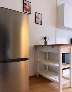 um frigorífico de aço inoxidável numa cozinha ao lado de um balcão em Zentral gelegene Appartement. em Gelsenkirchen
