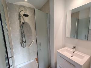 a bathroom with a shower and a sink at Maison 6 pers proche plage de Tanchet in La Pironnière
