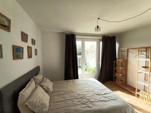 um quarto com uma cama e uma janela em Maison 6 pers proche plage de Tanchet em La Pironnière