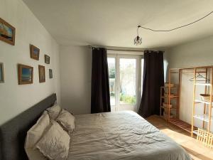 a bedroom with a bed and a window at Maison 6 pers proche plage de Tanchet in La Pironnière