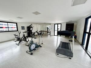 um ginásio com várias bicicletas de exercício e um piano em Apartamento Beira Mar de Pajuçara / Maceió em Maceió
