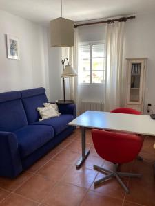 奇克拉納－德拉弗龍特拉的住宿－Villa Bosque Novo Sancti petri Grupo AC Gestión，客厅配有蓝色的沙发和桌子