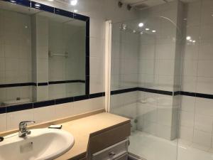 a bathroom with a sink and a shower with a mirror at Villa Bosque Novo Sancti petri Grupo AC Gestión in Chiclana de la Frontera +22 photos