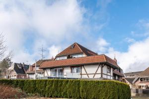 uma casa com telhado de azulejo e uma sebe em Gästehaus Kunkelmann em Höchenschwand