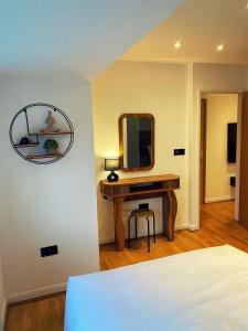 - une chambre avec un lit, un miroir et une table dans l'établissement 133C HiBrid Home, à Oxford