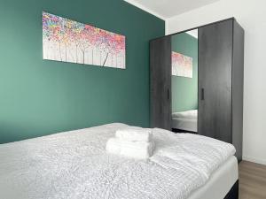 - une chambre avec un lit et une peinture murale dans l'établissement Staywell Für 4 Parking I Netflix I Kitchen, à Paderborn