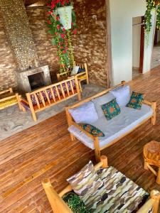 sala de estar con sofá y chimenea en Bwindi Neckview Lodge en Buhoma