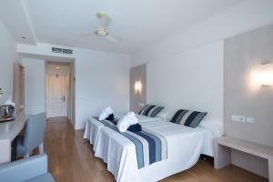 A bed or beds in a room at Sagitario Playa
