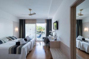 A bed or beds in a room at Sagitario Playa