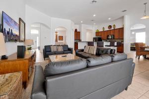 sala de estar con sofá y mesa en WATERSONG RESORT Pool & Spa GAMES ROOM 338 by Orlando Holiday Rental Homes, en Davenport