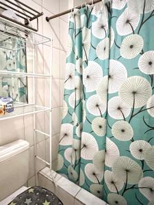 a bathroom with a shower curtain with dandelions at Emerald Apartments INC in Georgetown