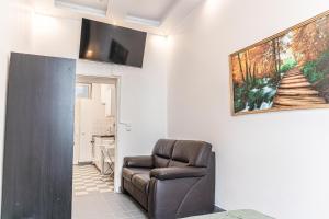 Μια τηλεόραση ή/και κέντρο ψυχαγωγίας στο Neighboring 3 Apts.- Ideal for Families & Friends