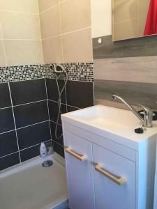 Un baño con lavabo, espejo y ducha. en STUDIO TERRASSE Bayeux, en Saint-Vigor-le-Grand 16 fotos más