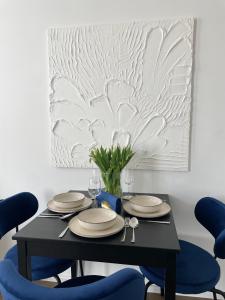 una sala da pranzo con tavolo nero e sedie blu di The blue VIEcation apartment a Vienna