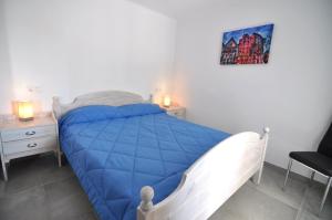 1 cama con edredón azul en un dormitorio en RNET - La Solana Casa Dani en Roses