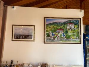 zwei Bilder hängen an einer Wand in der Unterkunft Apartment Sun Roll in Baks-Rrjoll