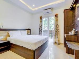 een slaapkamer met een groot bed en een balkon bij zoz mg2 in Oud Goa
