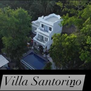 een wit gebouw met een zwembad ervoor bij Home in BoholPhilippinesVilla Santorino in Lila