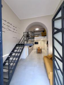 escalera de caracol en una sala de estar con sofá en MariMuntagna, en Catania