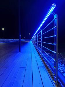 uma longa luz azul em um calçadão à noite em PANORAMIC SUITE em Trebisacce