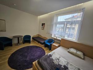 Cette chambre comprend un lit, des chaises et une fenêtre. dans l'établissement Lux kambarys centre su didele lova #2, à Kaunas